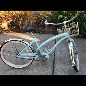 Women’s cruiser bike with basket